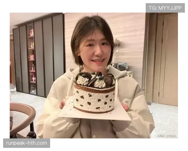 叶诗文训练完偷偷吃蛋糕被拍，这自律人设崩得我有点心疼